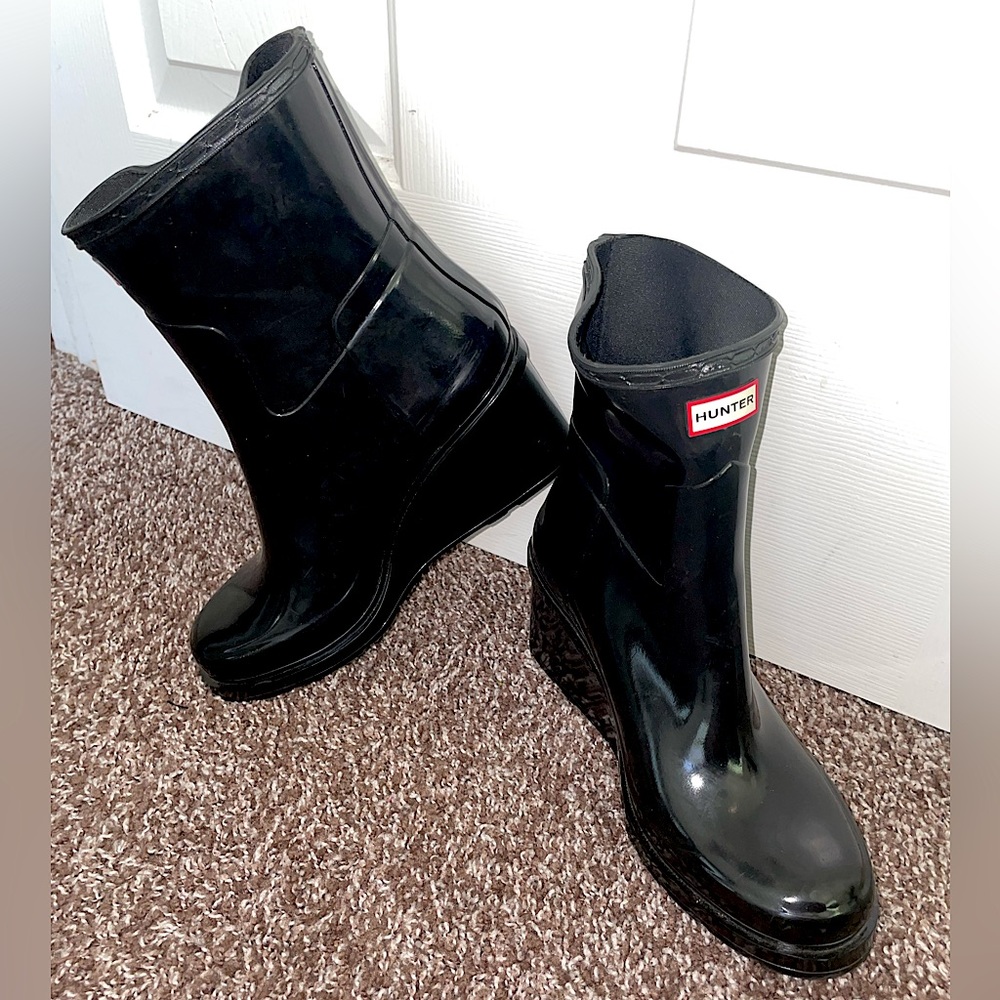 HUNTER Mid-Wedge Short Booties Patent-Black